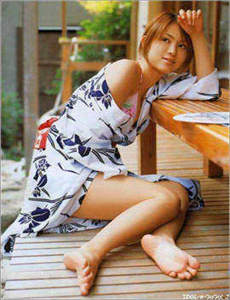 扒开粉嫩尿口露出大胸美女