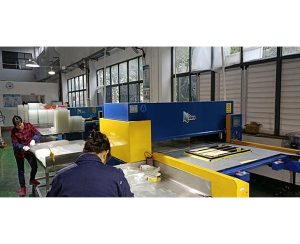 吸(xi)塑車間(jian)一角